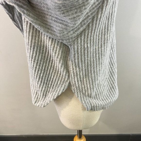 NWOT BP Oversize Snap Front Henley Top in Grey Heather‎ (XS) - Picture 5 of 11